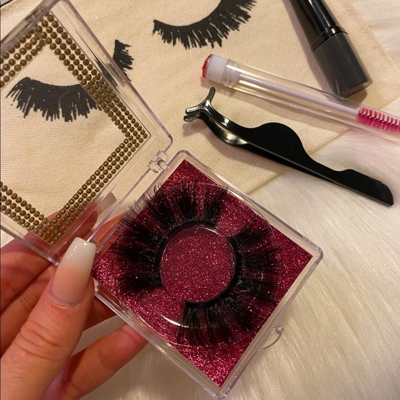 Lashes - Picture 2 of 13